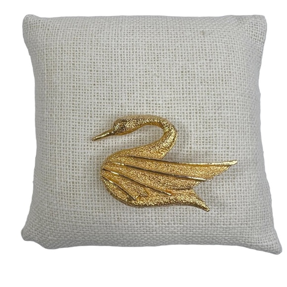 Vintage Dubarry Fifth Ave Gold Tone Swan Textured Brooch Pin - Picture 2 of 8